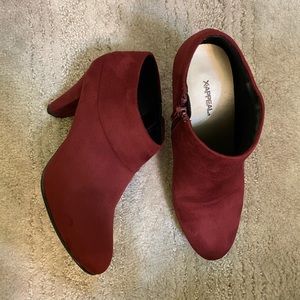 Stylish X appeal Jacy wine boots, size 7